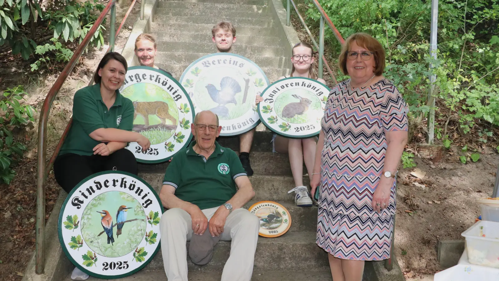 Mit Scheiben (v.li.): Vorsitzende Jessica Thisius, Sabrina Arbeiter, Schießsportleiter Horst Ebeling, Julian Thisius, Freyja Arndt und Gisela Thisius. (Foto: gi)