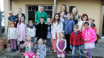 Haben gratuliert: Musiklehrer Albrecht Drude mit einigen seiner Gäste.  (Foto: gi)