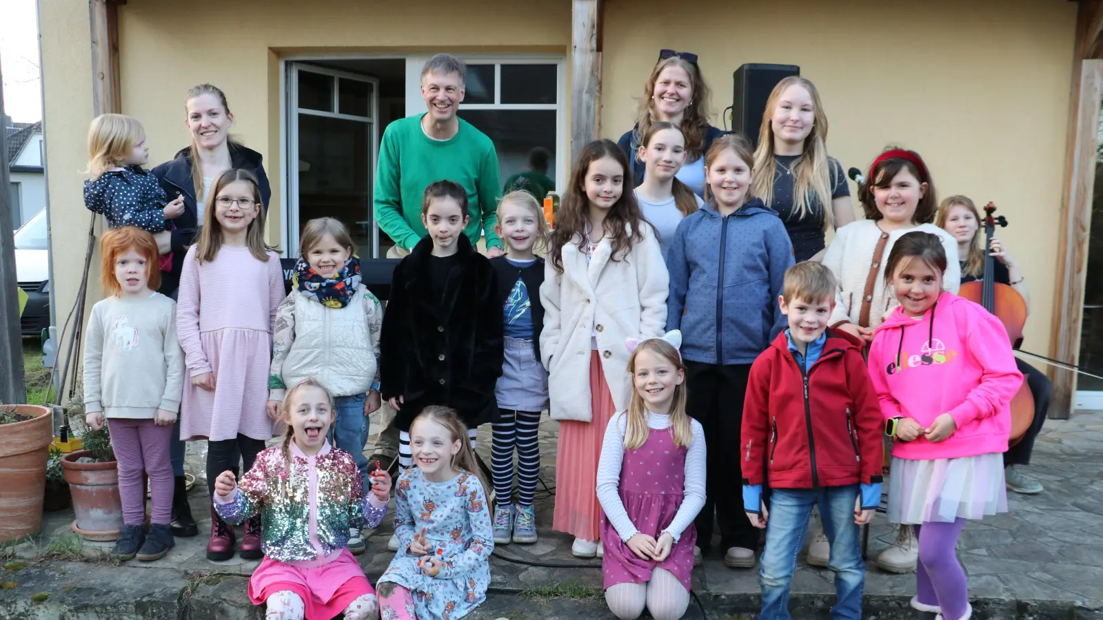 Haben gratuliert: Musiklehrer Albrecht Drude mit einigen seiner Gäste.  (Foto: gi)