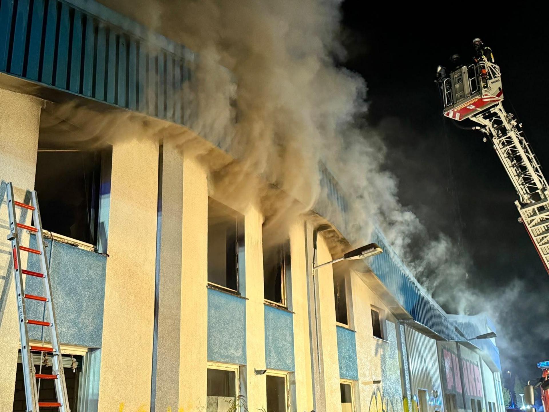 Starke Rauchentwicklung: Brennende Lagerhalle auf dem ehemaligen Vion Gelände. (Foto: Feuerwehr)
