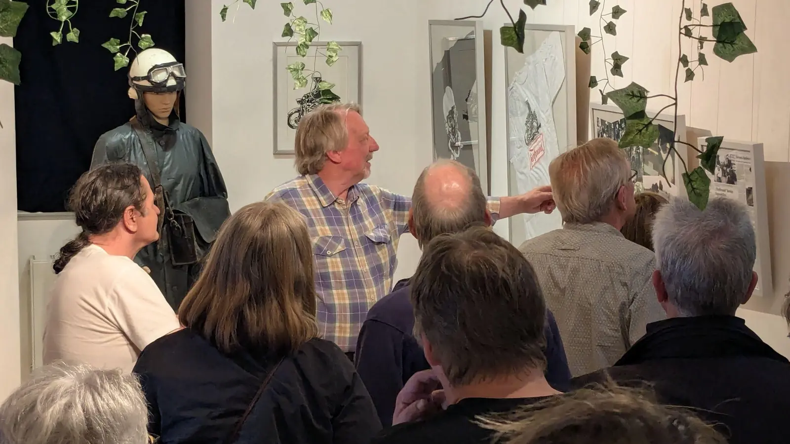 Exklusiv vor Ort: Dietmar Wischmeyer führt Besucher durch die Ausstellung. (Foto: Stadt Rehburg-Loccum)
