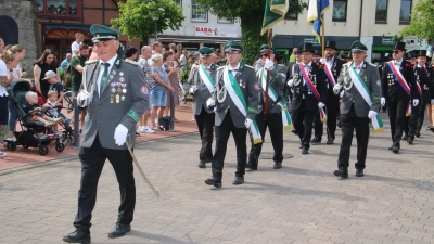 Schützenverein und Bürgerbataillon im Historischen Umzug im vergangenen Jahr.  (Foto: gi)