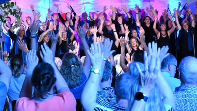 Beste Stimmung im Kuhstall: Der Chor AufTakt Luthe vor Publikum. (Foto: privat)