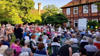 Im Pfarrgarten: Gemeinsames Singen in Luthe. (Foto: privat)