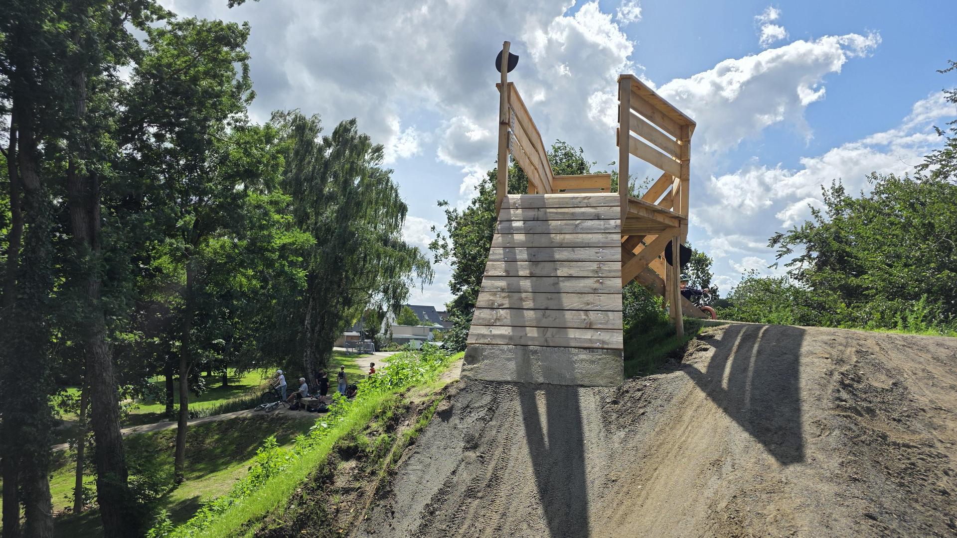 Der höchste Startpunkt: Hier geht es auf die Jumpline.  (Foto: tau)