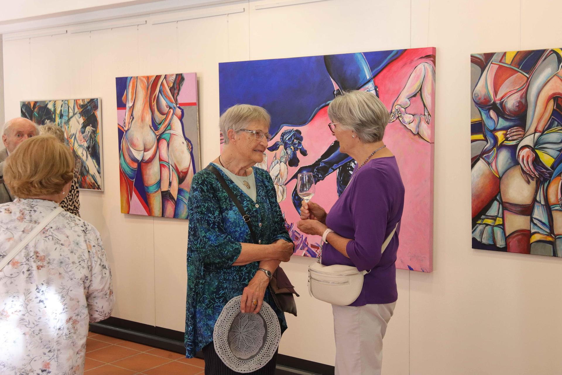 Regen die Besucher zu Gesprächen an: Die Bilder der Ausstellung. (Foto: tau)