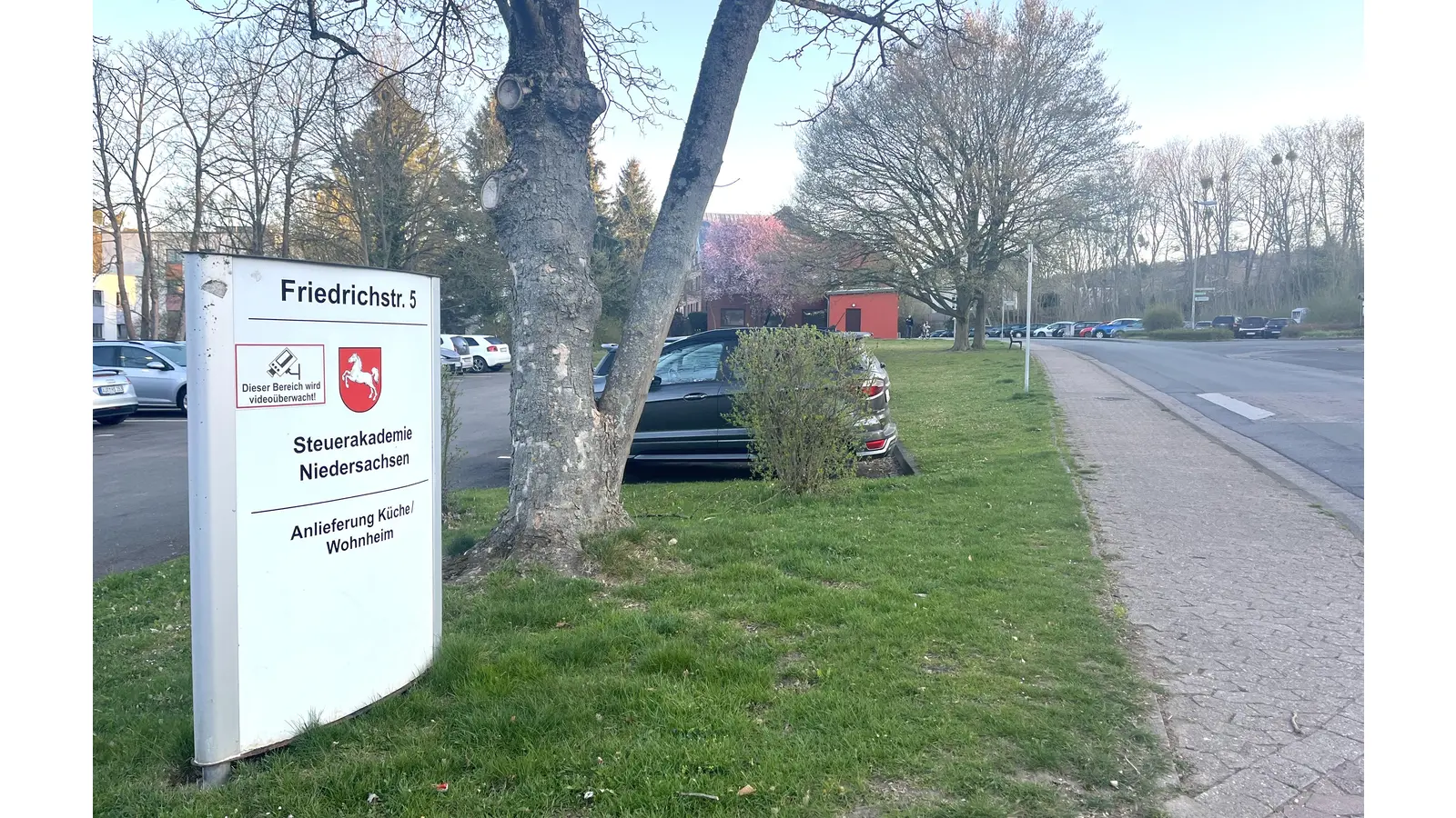 Die Steuerakademie hat sich direkt an einem ihrer Grundstücke einen neuen Bauplatz gesichert. (Foto: nd)