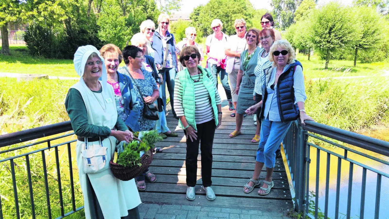 LandFrauen erleben das finstere Mittelalter (Foto: ew)
