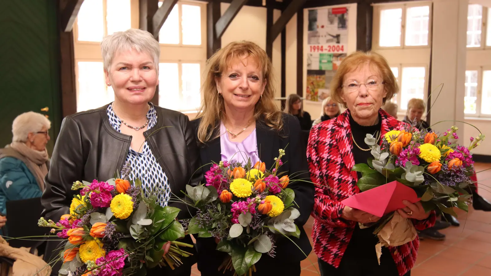 Mit Blumen (v.li.): Irene Herbort, Helga Radtke und Karin Ellert. (Foto: tau)
