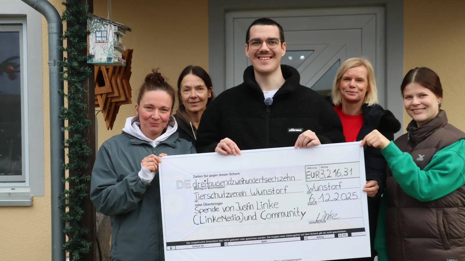 Bei der Übergabe (v.li.): Anna-Lena Gerhold, Tina Schröder, Justin Linke, Eileen Haucke und Meret Engelhardt. (Foto: gi)