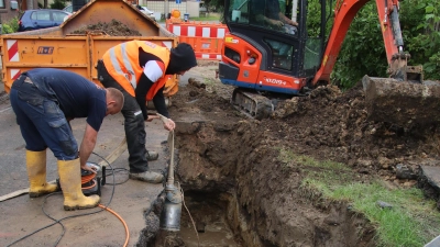 Eine Fachfirma aus Neustadt bei den Arbeiten nach dem Wasserrohrbruch am 10. Juni in der Röthekuhle. (Foto: gi)