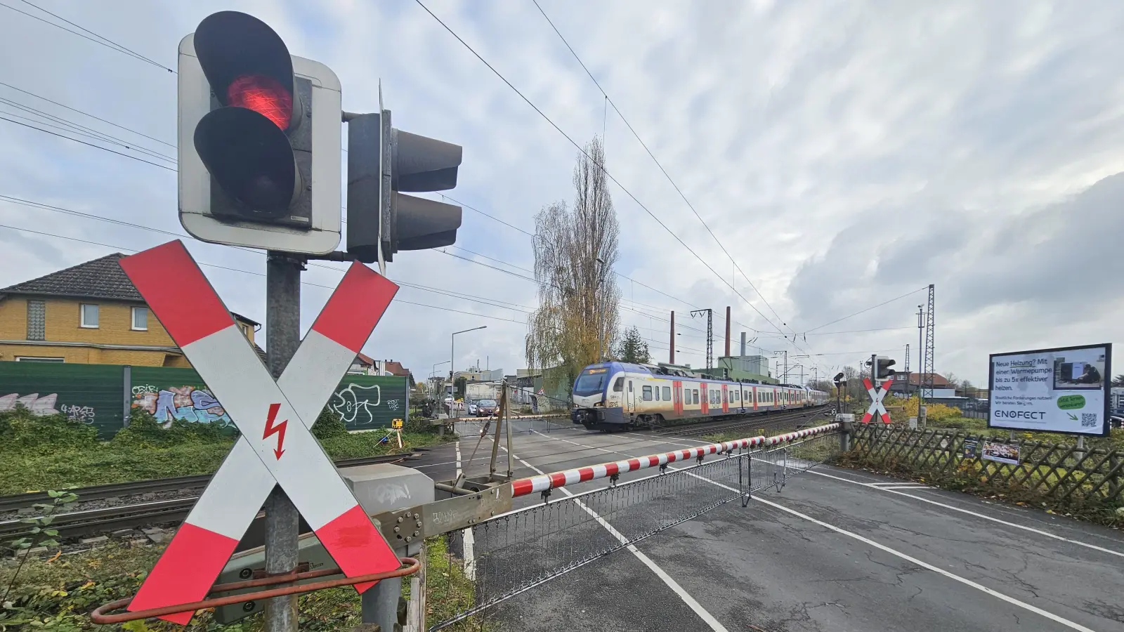 Wird wieder gesperrt: Der Bahnübergang am Luther Weg. (Foto: tau)