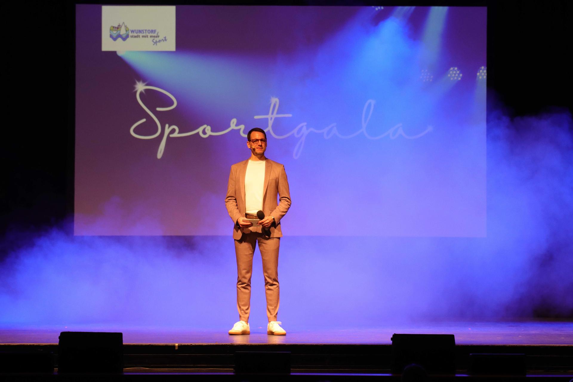 Sagt den den nächsten Showteil an: Moderator Tobias Rademacher. (Foto: tau)