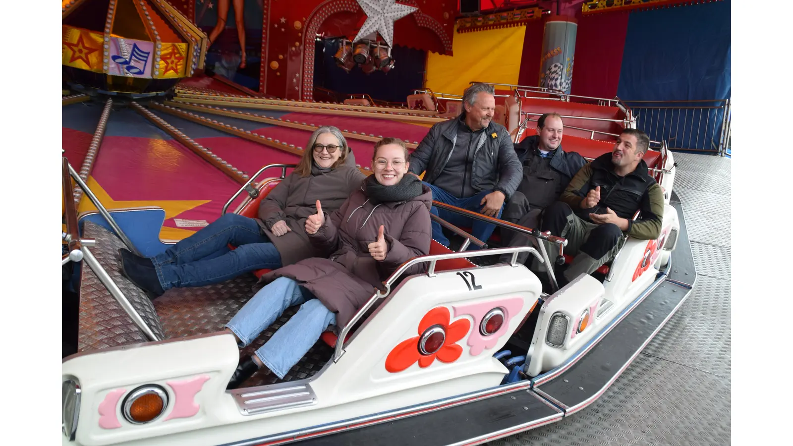 Sitzprobe im Musikexpress: Vorn v.l.: Iris Freimann, Maxine Reith (Stadt Stadthagen), hinten v.l.: Tino Noack, Hendrik Müller, Mario Risse (AG Stadthäger Krammärkte). (Foto: ab)