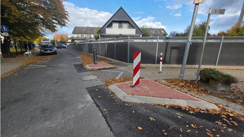 Eine Stelle von mehreren: Gehwegnasen in der Lukas-Cranach-Straße. (Foto: tau)