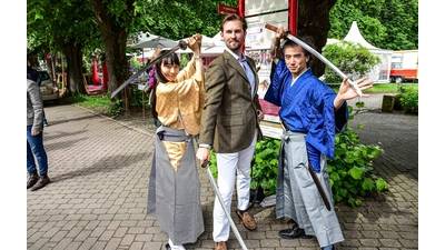 Heinrich Donatus zu Schaumburg-Lippe half mit dem Samurai-Schwert beim Durchtrennen des Bandes nach. (Foto: Günter Habedank)