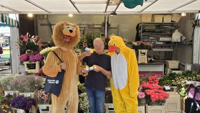 Unterwegs: Löwe und Ente besuchen den Blumenstand von Heinz Hoffmann.  (Foto: Berg)