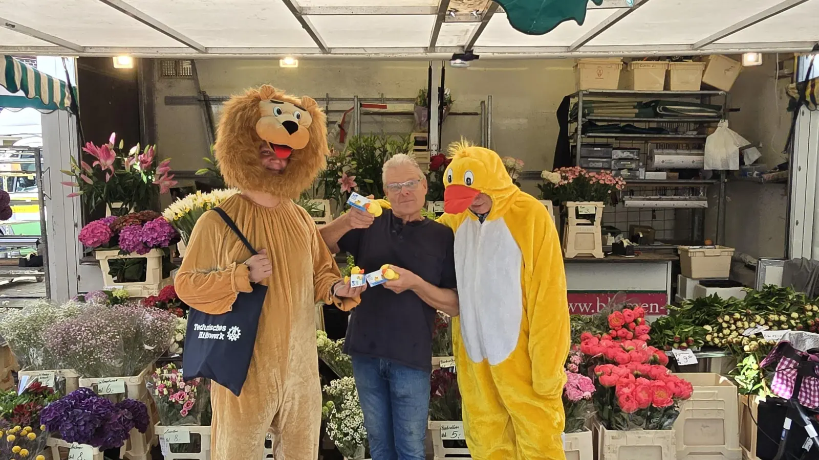 Unterwegs: Löwe und Ente besuchen den Blumenstand von Heinz Hoffmann.  (Foto: Berg)