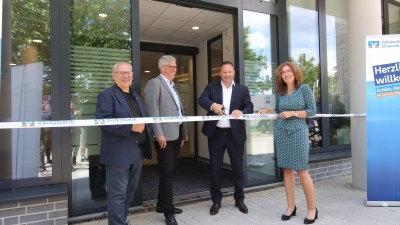 Bei der Eröffnung (v.li.): Ortsbürgermeister Thomas Silbermann, Bürgermeister Carsten Piellusch, Markus Strahler und Anja Bracht aus dem Vorstand der Volksbank. (Foto: tau)
