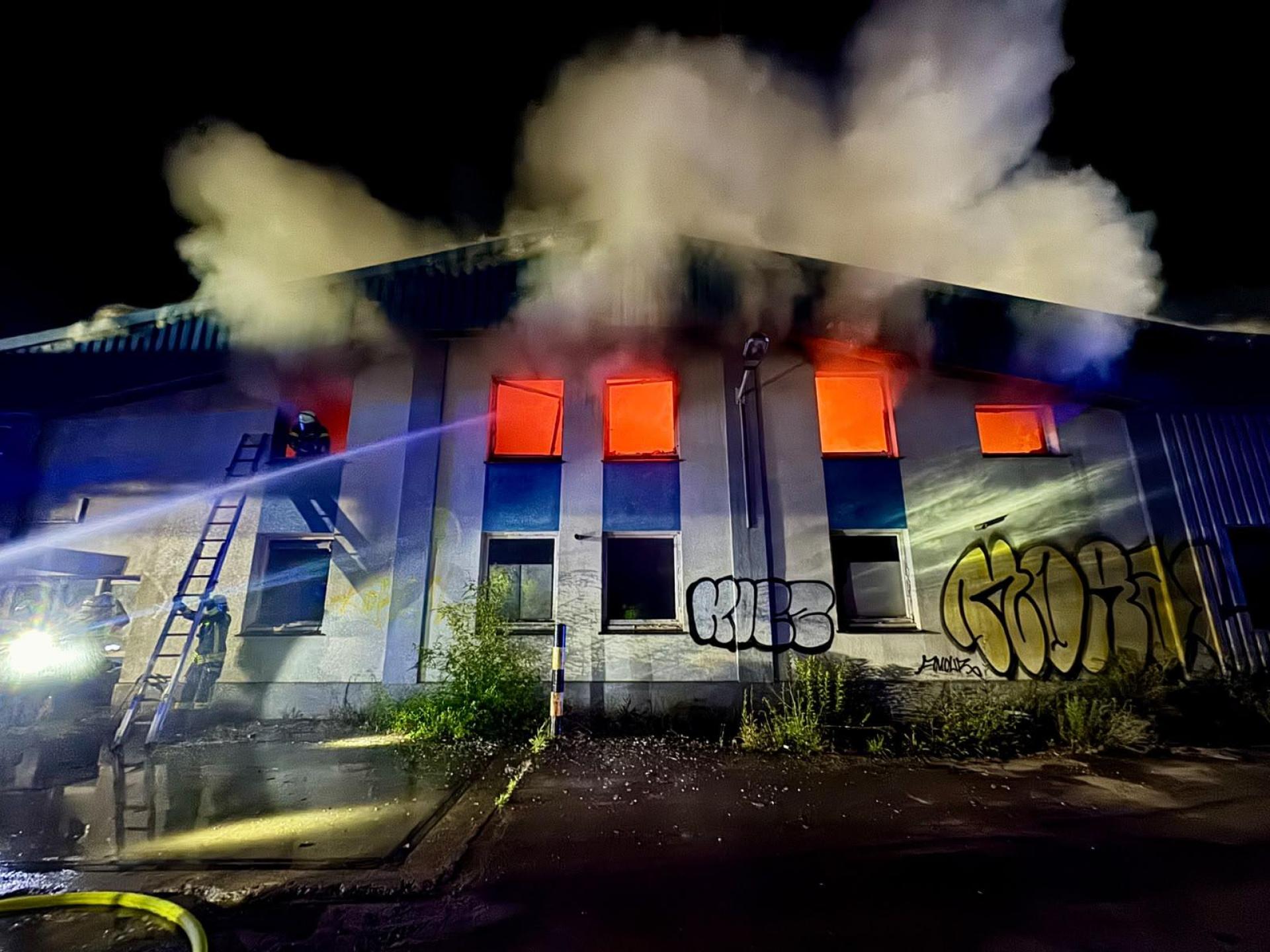 Lagerhalle in Brand: Die Feuerwehr ist mit einem Großaufgebot vor Ort. (Foto: Feuerwehr)