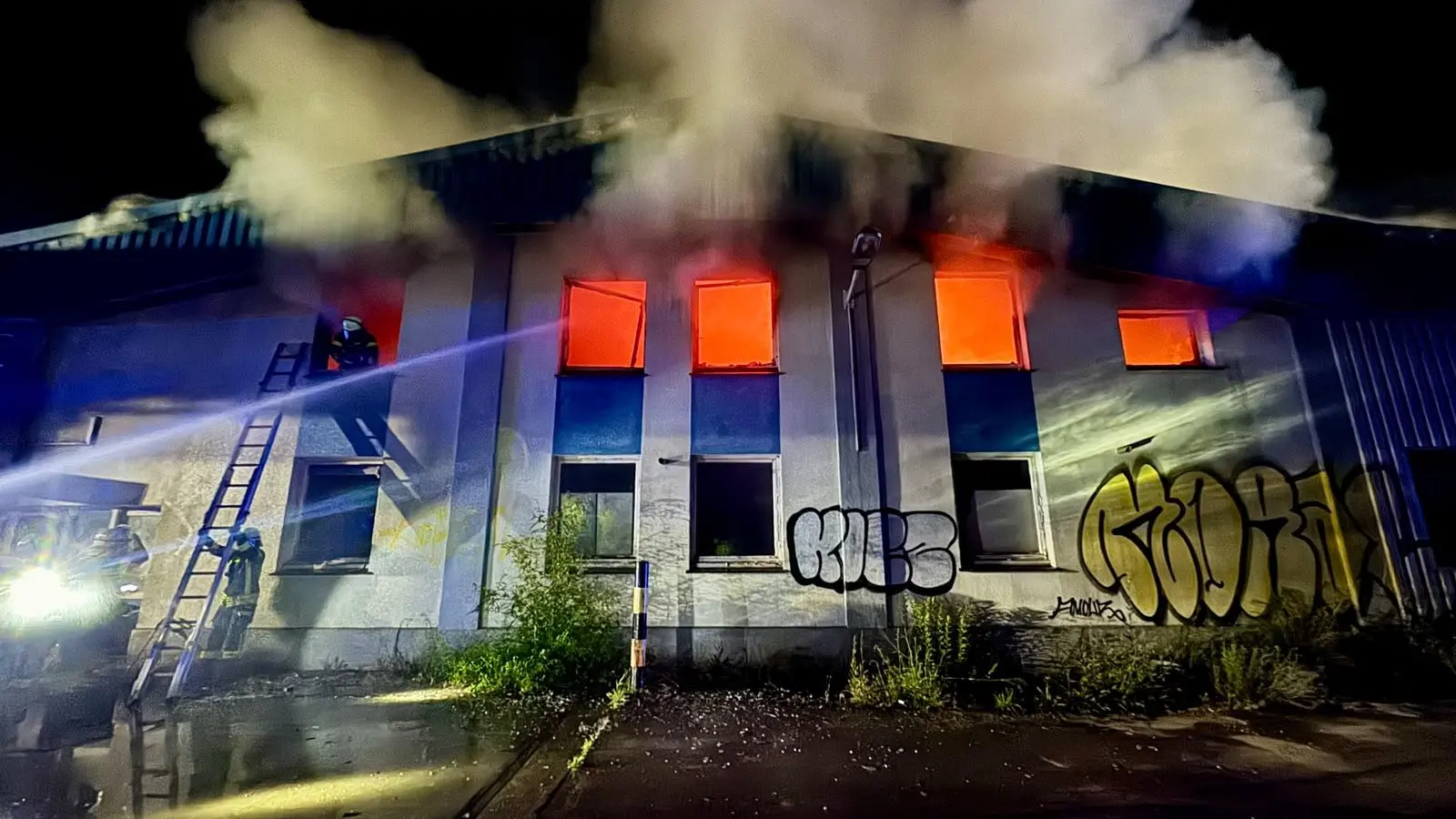 Lagerhalle in Brand: Die Feuerwehr ist mit einem Großaufgebot vor Ort. (Foto: Feuerwehr)