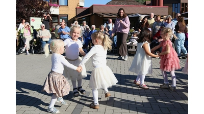 Die kleinen Tänzer des Looms ernten viel Applaus beim Fest im Seniorentreff „Klönschnack”. (Foto: bb)