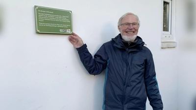 Bei der Einweihung des Schildes: Der Vorsitzende des Heimatvereins, Wilfried Segge.