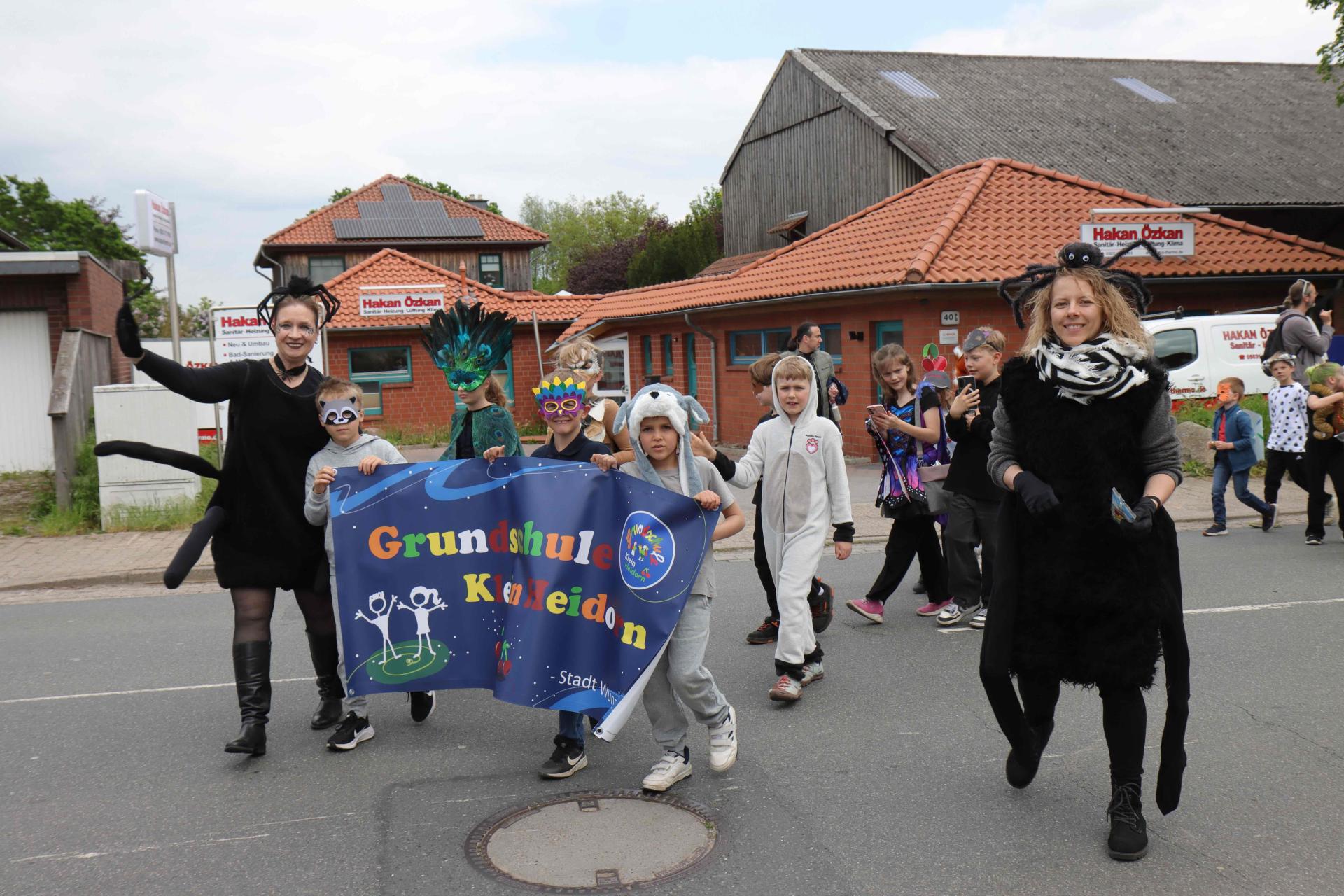 In tierischen Outfits: Lehrerinnen und Schüler der Grundschule. (Foto: tau)