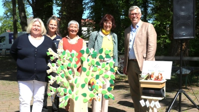 Sie stehen an einem Erklärbaum (v.li.): Christiane Schweer, Dagmar Schmidt, Anna-Maria Rösner, Ute Lamla und Carsten Pielliusch. (Foto: gi)