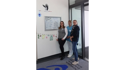 (v.l.n.r.): Anna Lena Tegtmeier, Pflegefachleitung, Kerstin Eifler, leitende Hebammen und Künstlerin Mirja Jeschke vor der neuen Begrüßungstafel für die Neugeborenen im Schaumburger Klinikum. (Foto: nd)