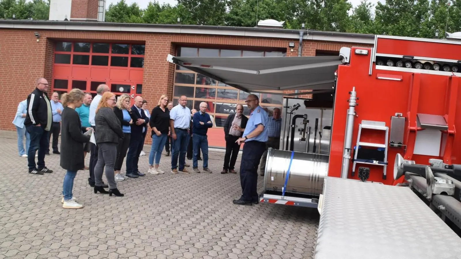 Abschnittsleiter Nord Joachim Muth (re.) erklärte den Ausschussmitgliedern die Vorzüge des neuen ABG. (Foto: ab)