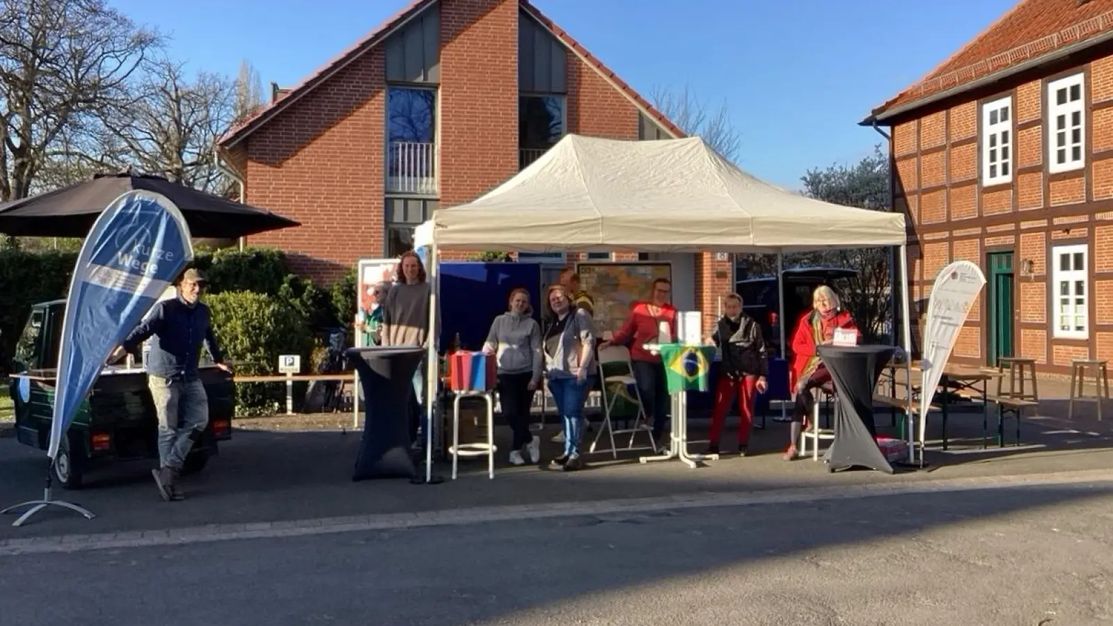Probeaufbau für den Stand auf dem Kirchentag: Viele Gruppen aus Neustadt und Wunstorf machen mit und wollen sich beim Abend der Begegnung präsentieren. (Foto: privat)