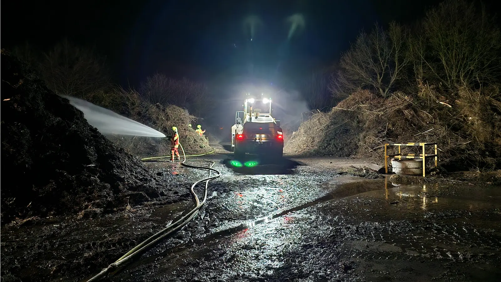 Am zweiten Tag unterstützte auch die AWS mit einem Radlader. (Foto: Kreisfeuerwehr )