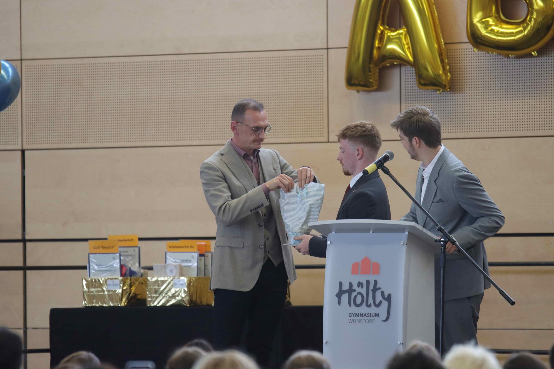 Bekommt einen Ginkgo geschenkt: Schulleiter Robert Conrad. (Foto: tau)