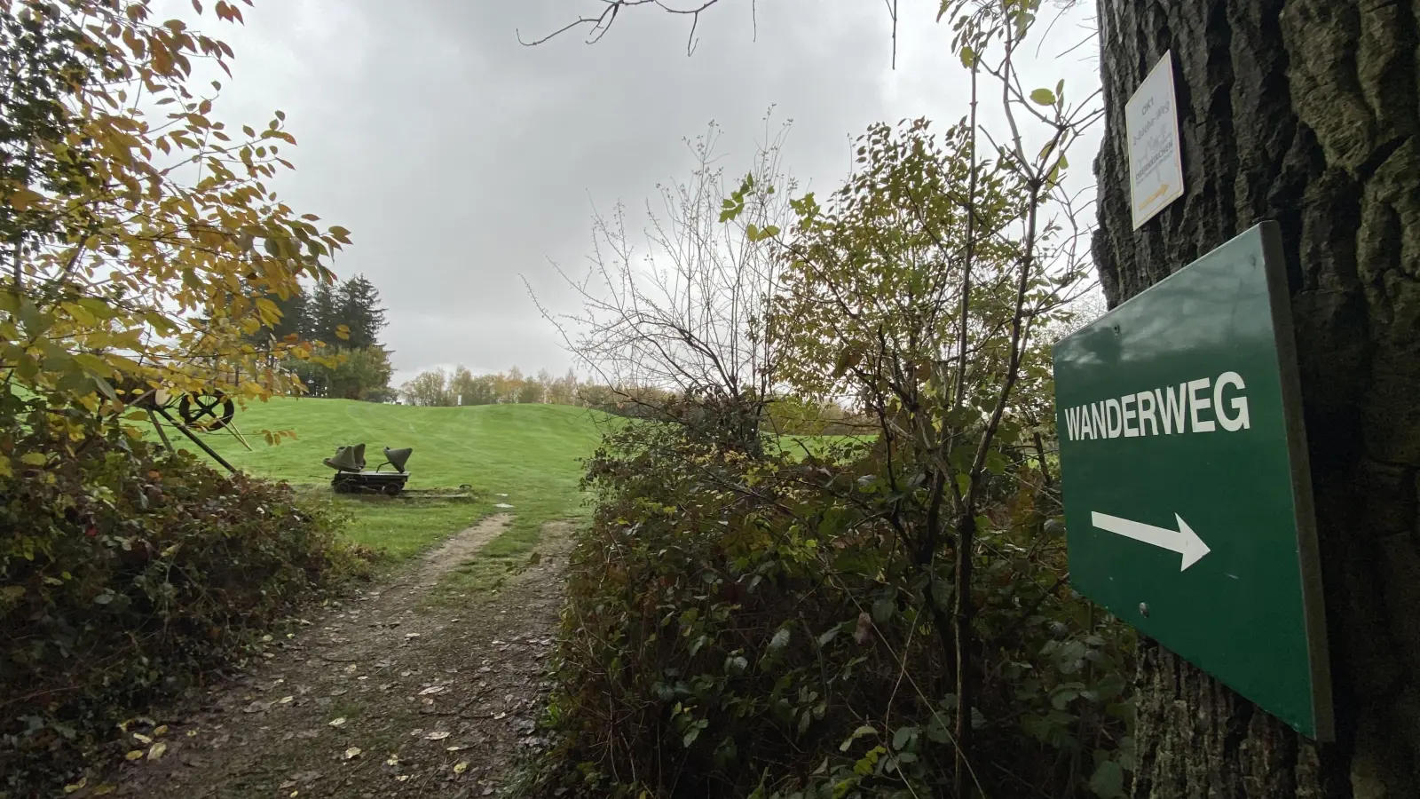Ein Wanderweg führt direkt durch die Ranges des Platzes. (Foto: ste)