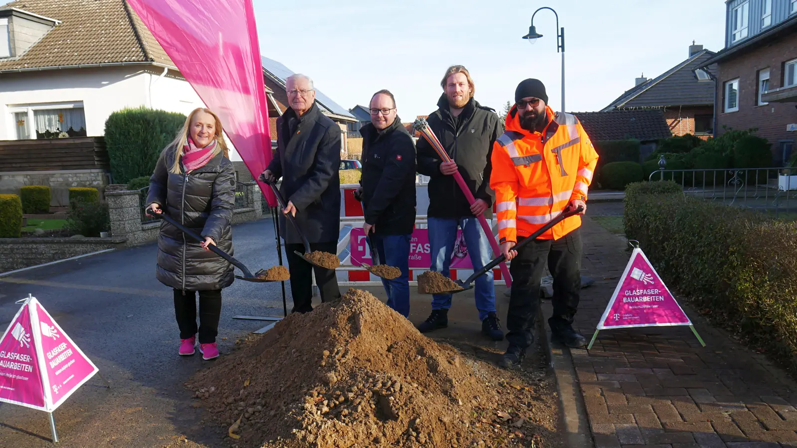 Erster Spatenstich: Bürgermeister Börries von Hammerstein (2.v.li.) ist gemeinsam mit Vertretern der Telekom und des Straßenbaus froh über den Start.  (Foto: gk)