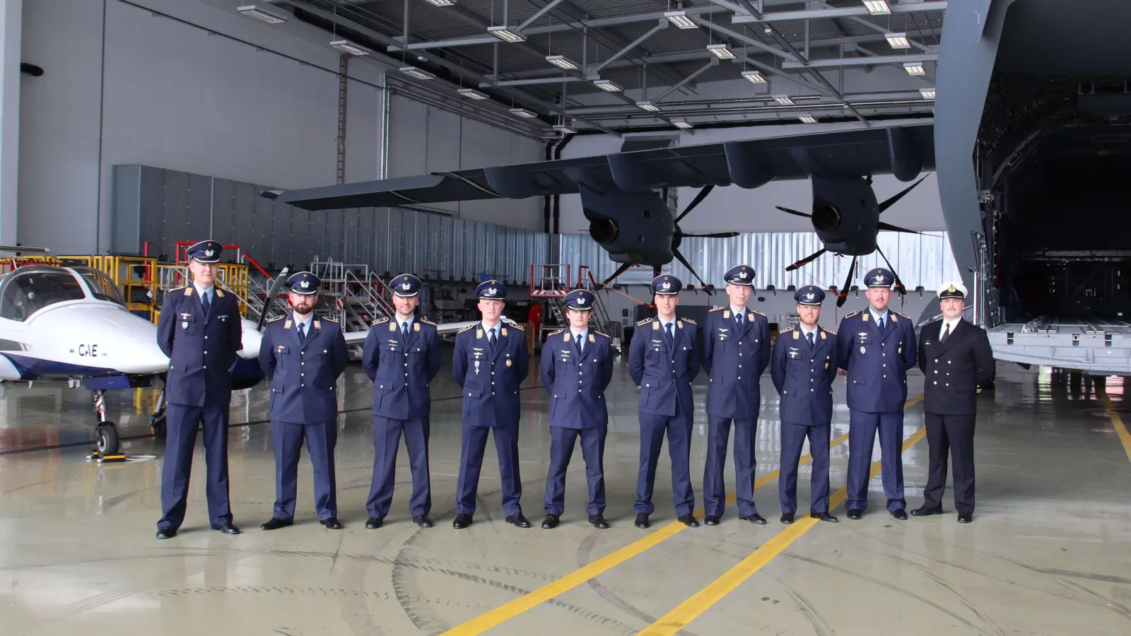 Zehn Transportflugzeugführern wurde die Schwinge überreicht.  (Foto: privat)
