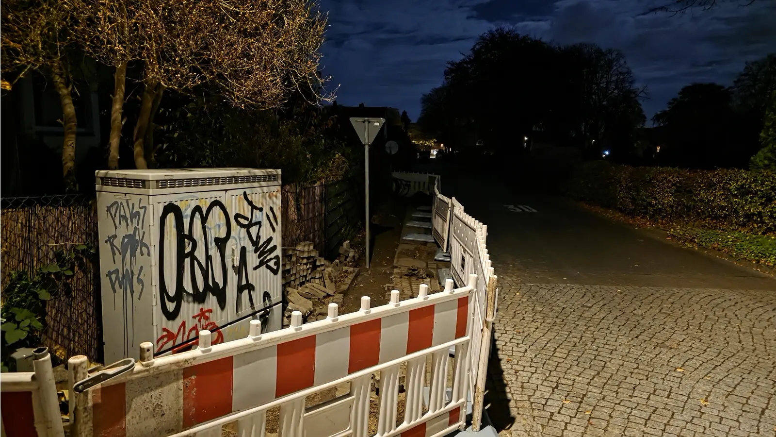 Blick in den dunklen Teil der Senator-Kraft-Straße: Die Arbeiten am Stromkabelnetz haben begonnen. (Foto: tau)