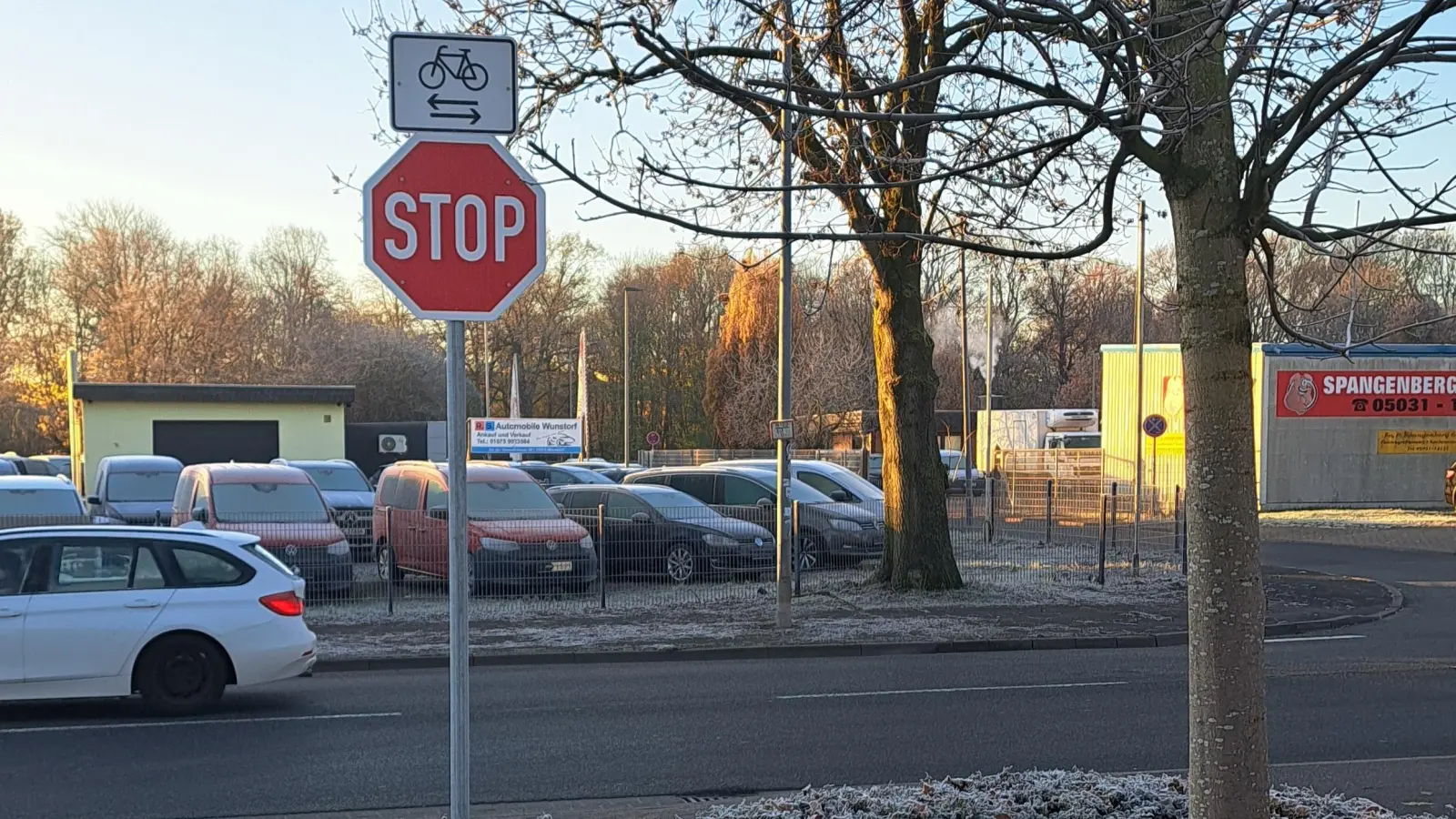 Soll die Aufmerksamkeit erhöhen: Stopp-Schild an einer Ausfahrt in der Hagenburger Straße. (Foto: Stadt Wunstorf)