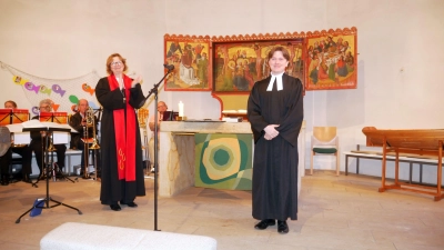 „Rodenberg hat einen neuen Pastor: Thimo Beier, eingeführt durch Regionalbischöfin Sabine Schiermeyer. (Foto: gk)