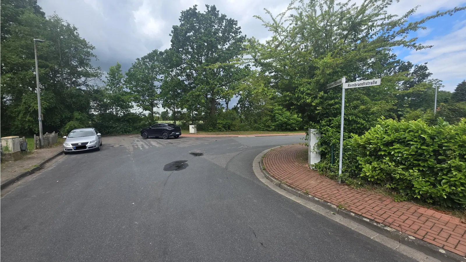 An der Ecke Rembrandtstraße / In der Kleinen Südheide: Der Straßenverlauf deutet eine künftige Erschließung an. (Foto: tau)