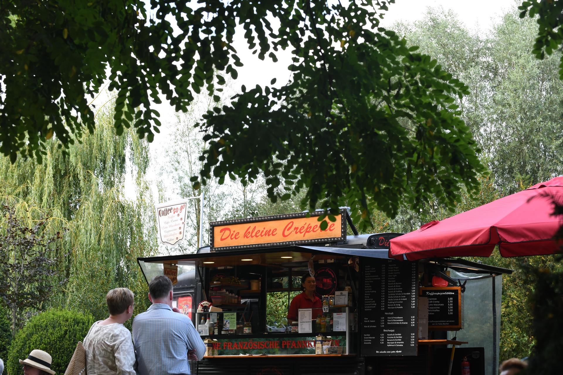 Drei Tage lang verwandelte sich das Rittergut Remeringhausen in ein Paradies für Garten- und Kunstliebhaber: Das beliebte Fest „Romantic Garden“ feierte seinen 25. Geburtstag. Bei strahlendem Sommerwetter strömten zahlreiche Besucherinnen und Besucher auf das idyllische Gutsgelände, um ein abwechslungsreiches Programm aus Ausstellungen, Musik und kulinarischen Angeboten zu genießen. Die gut gelaunten Gäste und das hervorragende Wetter sorgten für beste Stimmung, und auch die Aussteller zeigten sich rundum zufrieden. (Foto: nd)
