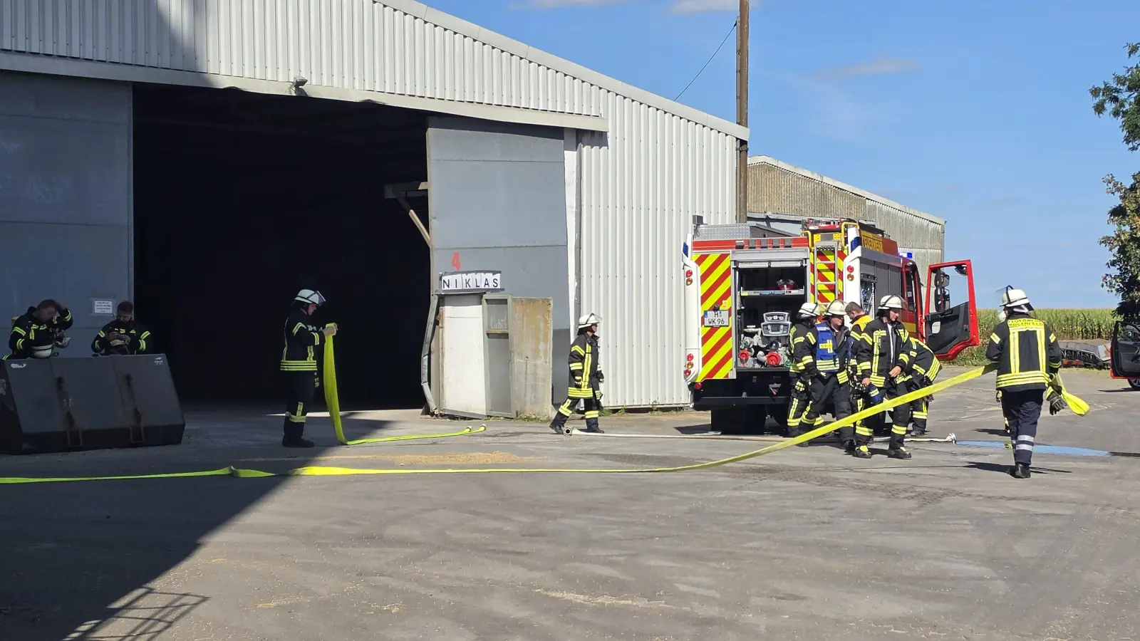 Am Hafen: Einsatzkräfte der Feuerwehr. (Foto: Feuerwehr)