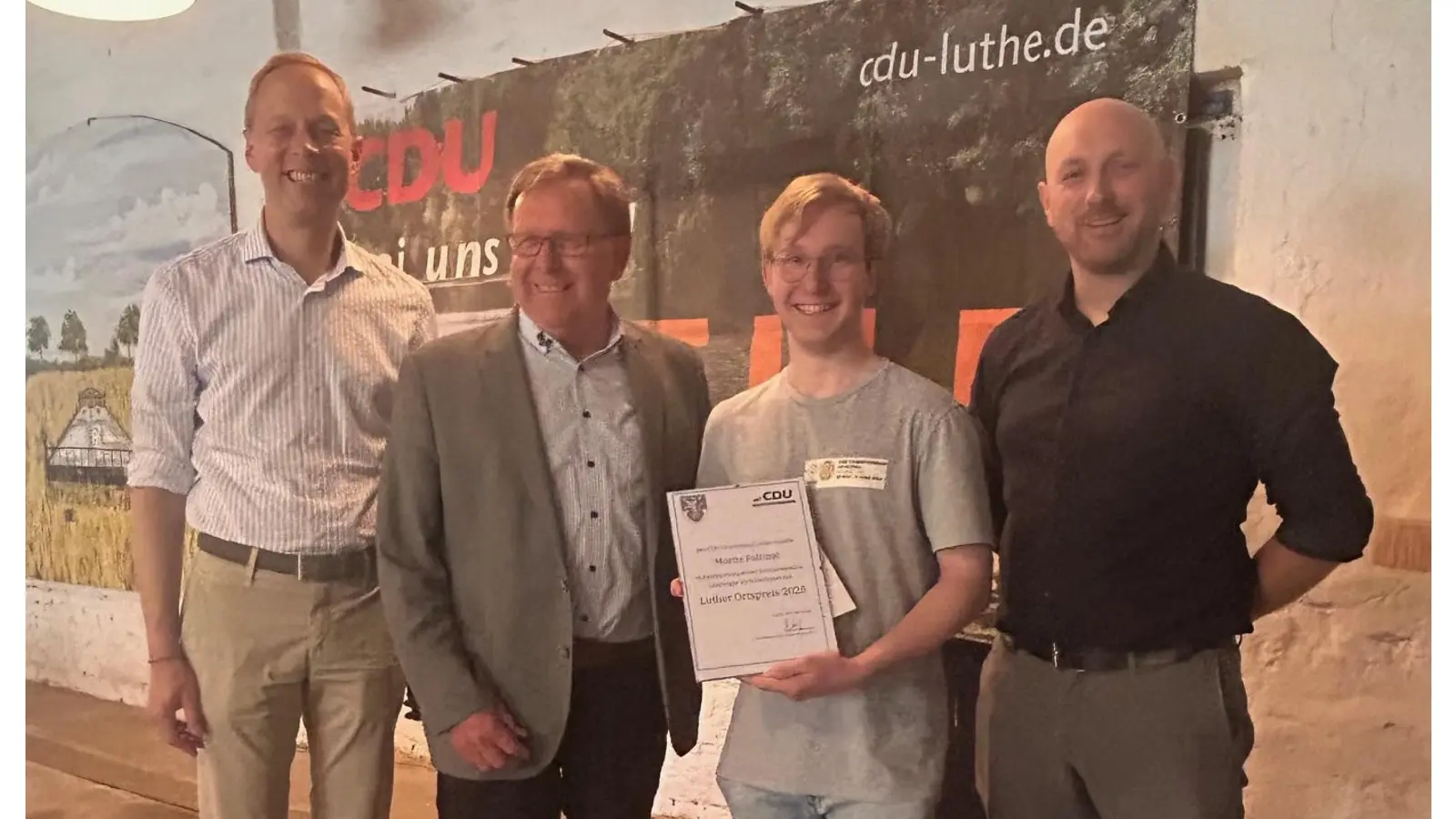 Bei der Preisverleihung (v.li.): Hendrik Hoppenstedt, Heinrich Heimberg, Moritz Faltinat und André Schrader. (Foto: privat)