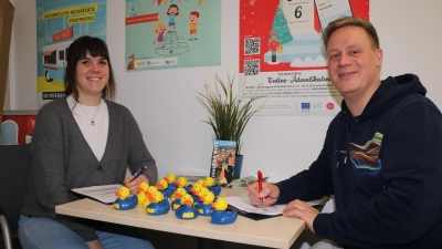 Besprechen die Organisation des Entenrennens: Tanja Berg und Sebastian Brock. (Foto: gi)