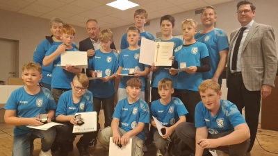 Die E-Jugend 2024 des TVE Röcke ist Mannschaft des Jahres der Stadt Bückeburg. Hintere Reihe v.l. Betreuerin Maike Hegerding, Sportausschuss-Vorsitzender Andreas Paul Schöniger, Co-Trainer Jonathan Wecko, Trainer Christian Wecko, Bürgermeister Axel Wohlgemuth. (Foto: Heiner Spannuth)