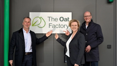 Bei der Eröffnung des neuen Werks (v.li.): Johannes Brüggen, Kerstin Schmidt und Timo Winkelmann. (Foto: Daniel Moeller)