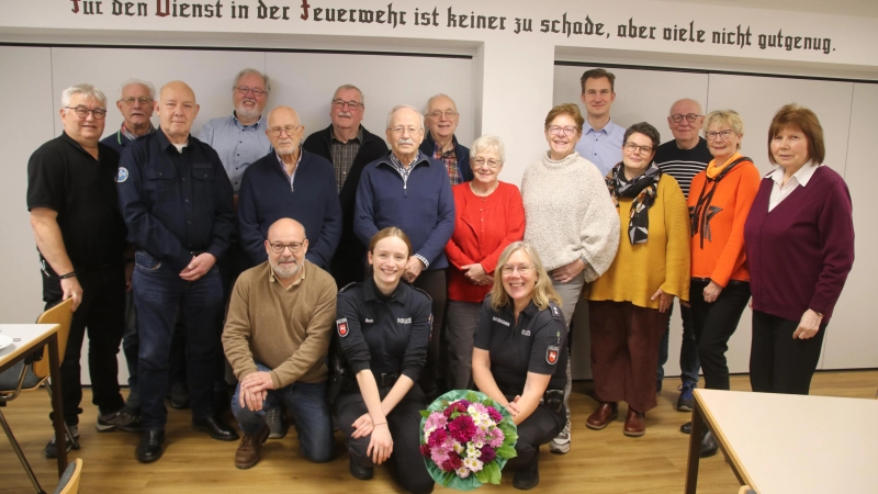 Verabschiedung: Catharina Bode und Stephanie Hackmann mit den Sicherheitsberatern.  (Foto: gi)