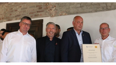 Das Geschäftsführerduo Stefan Thürnau (li.) und Andreas Landfester (re.) nimmt die Urkunde zum 100-jährigen Firmenjubiläum von Kreishandwerksmeister Dieter Ahrens (2. v. li.) und dem Obermeister der Innung für Elektrotechnik Schaumburg Volker Fischer entgegen. (Foto: bb)