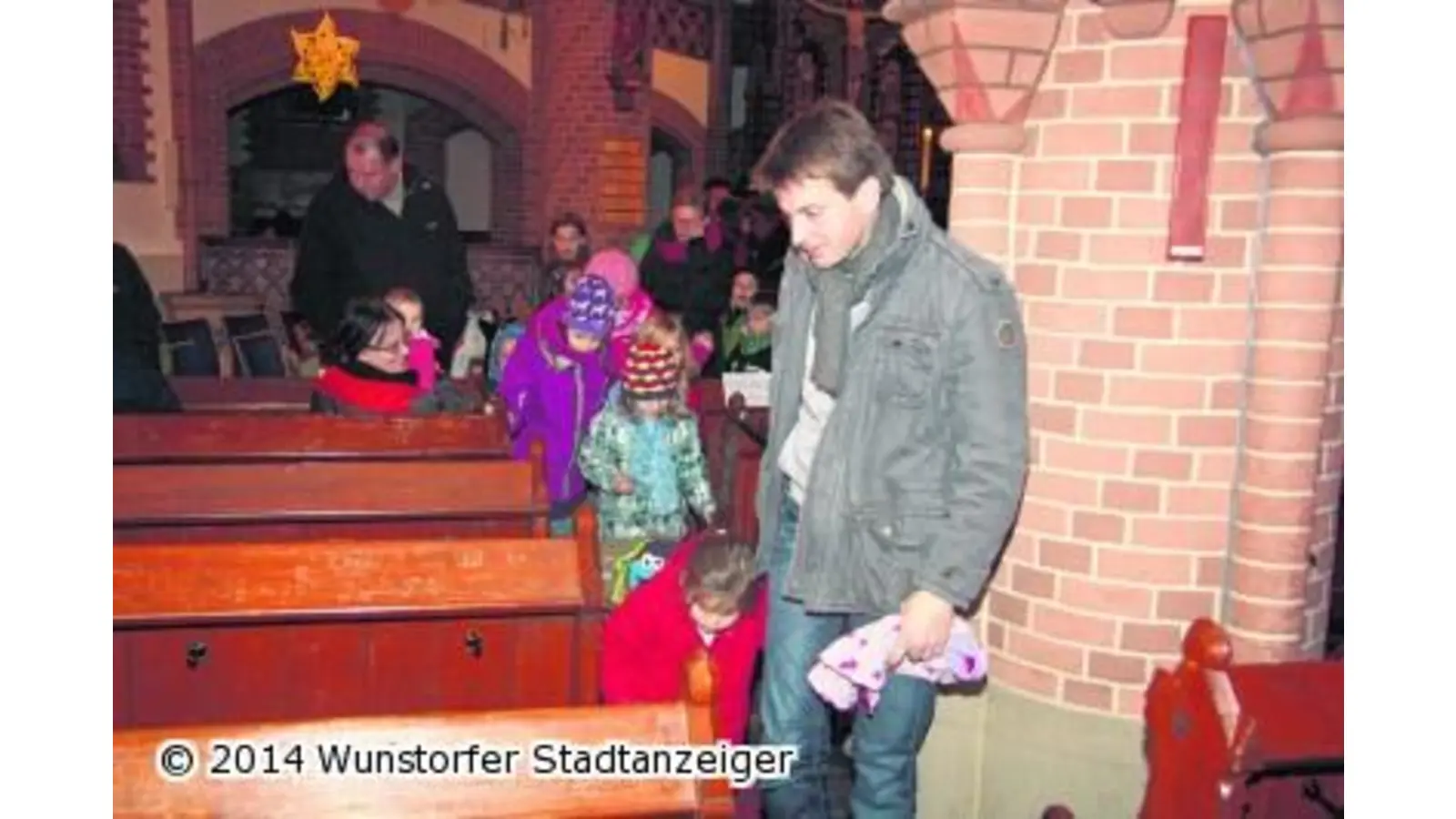 Nikolausstiefel unter Kirchenbänken (Foto: gi)